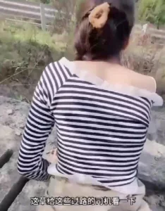 高速公路旁做爱 给路过司机看